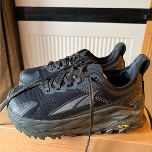 Altra-Woman Black Running Shoes